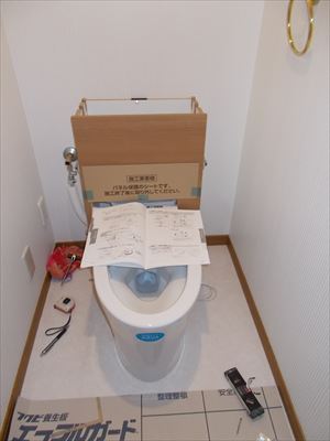 給水管やお掃除道具も隠れるスッキリトイレ 給水管やお掃除道具も隠れるスッキリトイレ